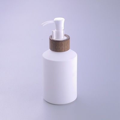 200ml ο πλάγιος ώμος έντυσε τα άσπρα καλλυντικά βάζα μπαμπού γυαλιού με την ξύλινη ΚΑΠ